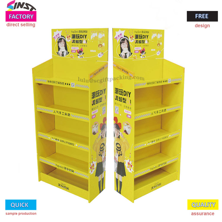 Tá an raca taispeántais beag cairtchláir buí san ollmhargadh trí thine!