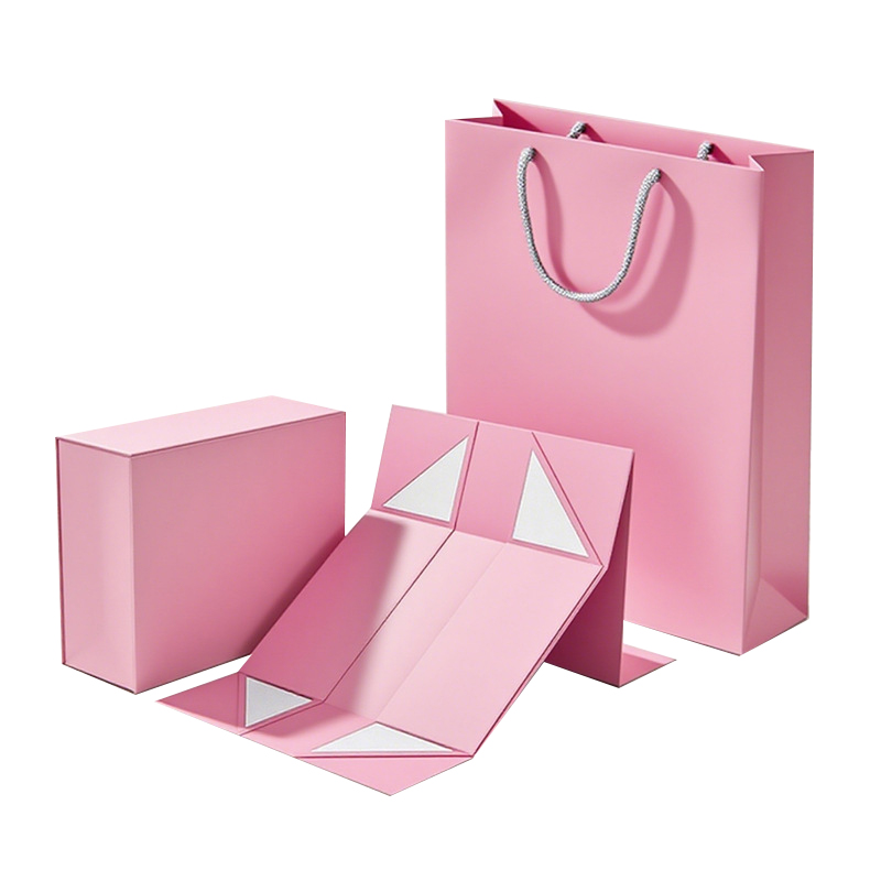 Nach draíocht shearmanais é an bosca bronntanais scaif a athraíonn scaifeanna boga ó bheith fillte go taispeáint?